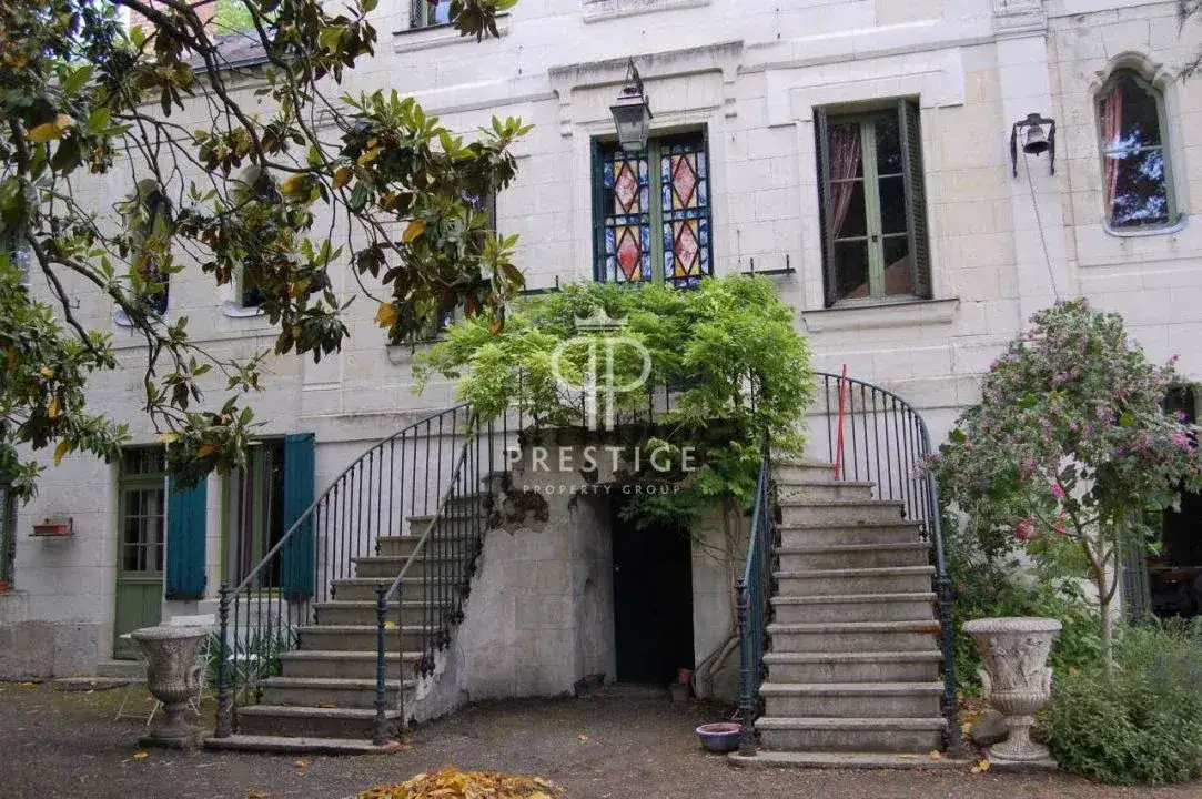Castle 460m² in France, Soumur. Priced at 1050000€ rent photo-13