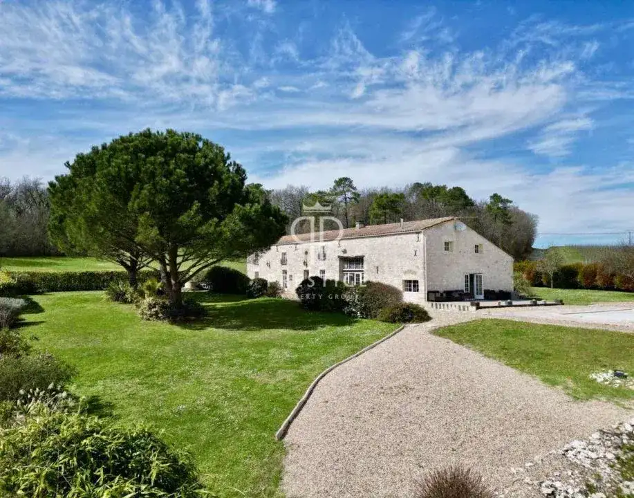 Castle 500m² in France, Monestier. Priced at 1150000€ rent photo-13