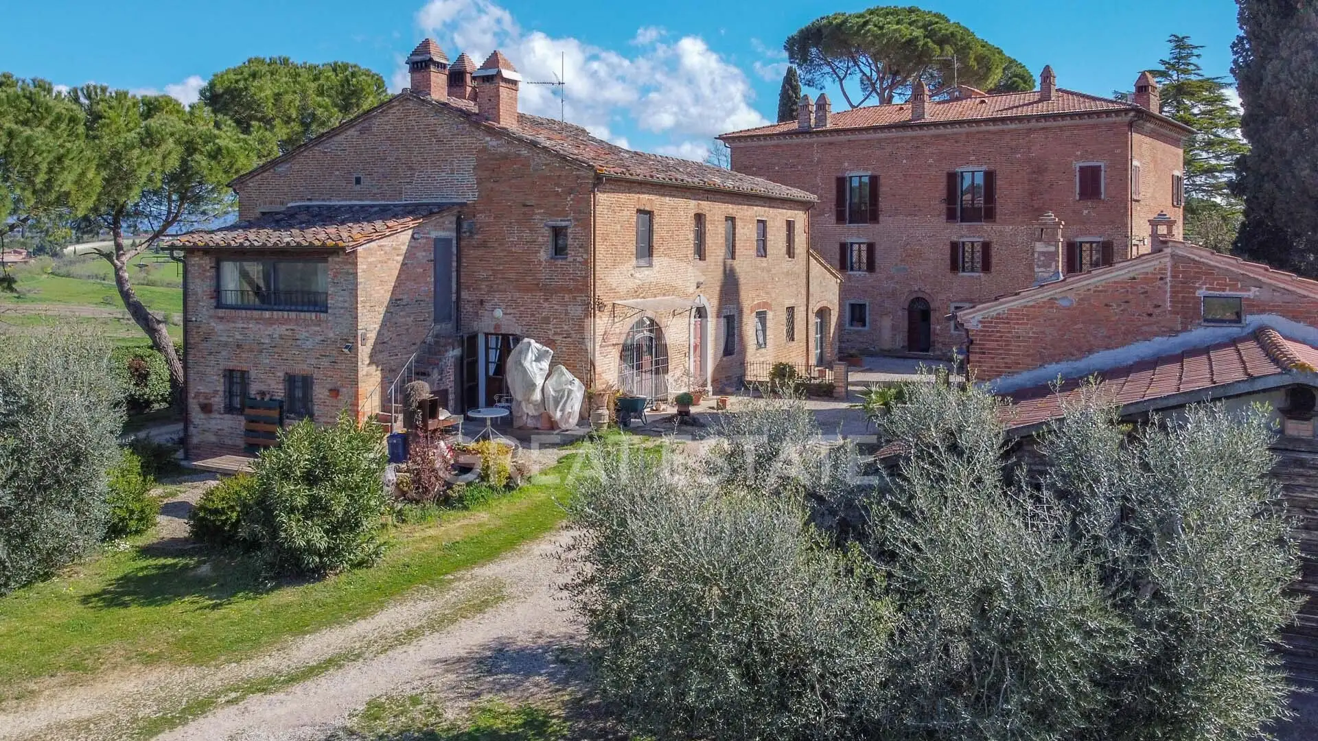 House 1170m² in Italy, Perugia. Priced at 1580000€ rent photo-7