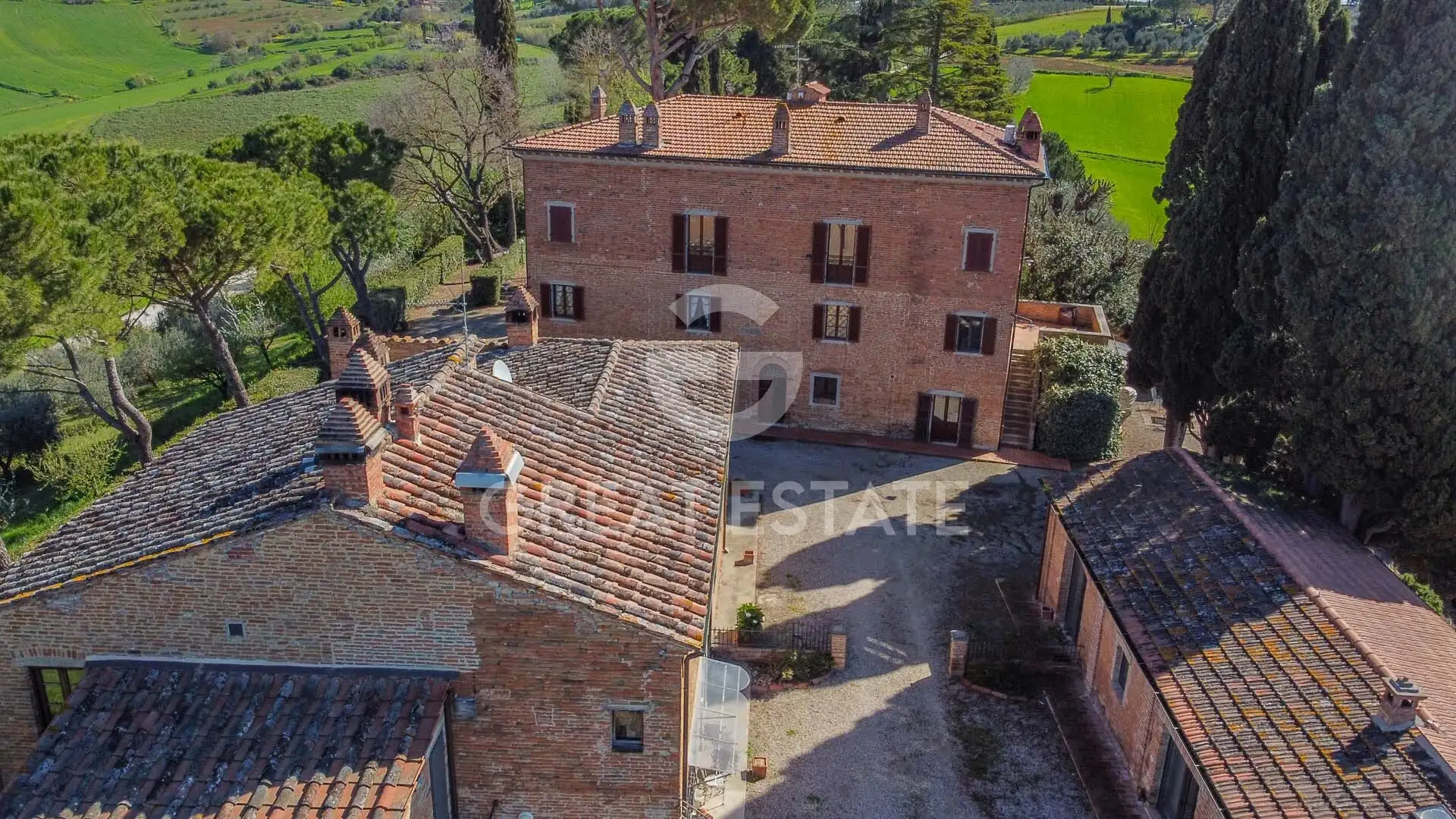 House 1170m² in Italy, Perugia. Priced at 1580000€ rent photo-9