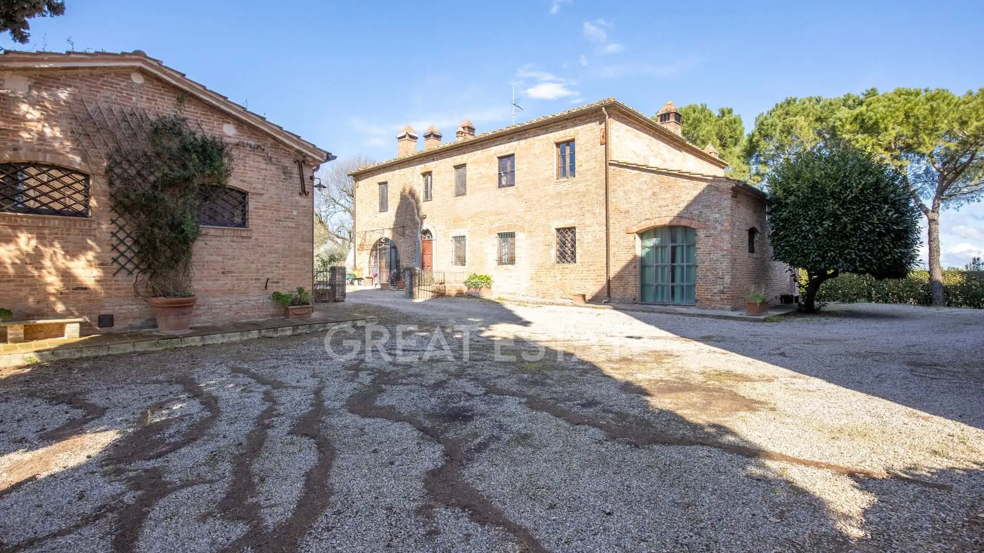 House 1170m² in Italy, Perugia. Priced at 1580000€ rent photo-11