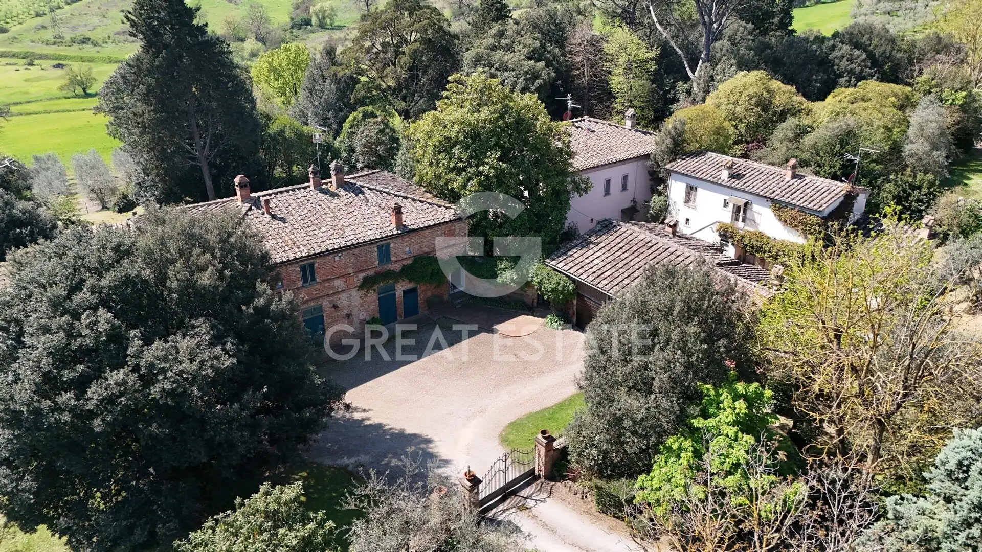 House 890m² in Italy, Arezzo. Priced at 1770000€ rent photo-1