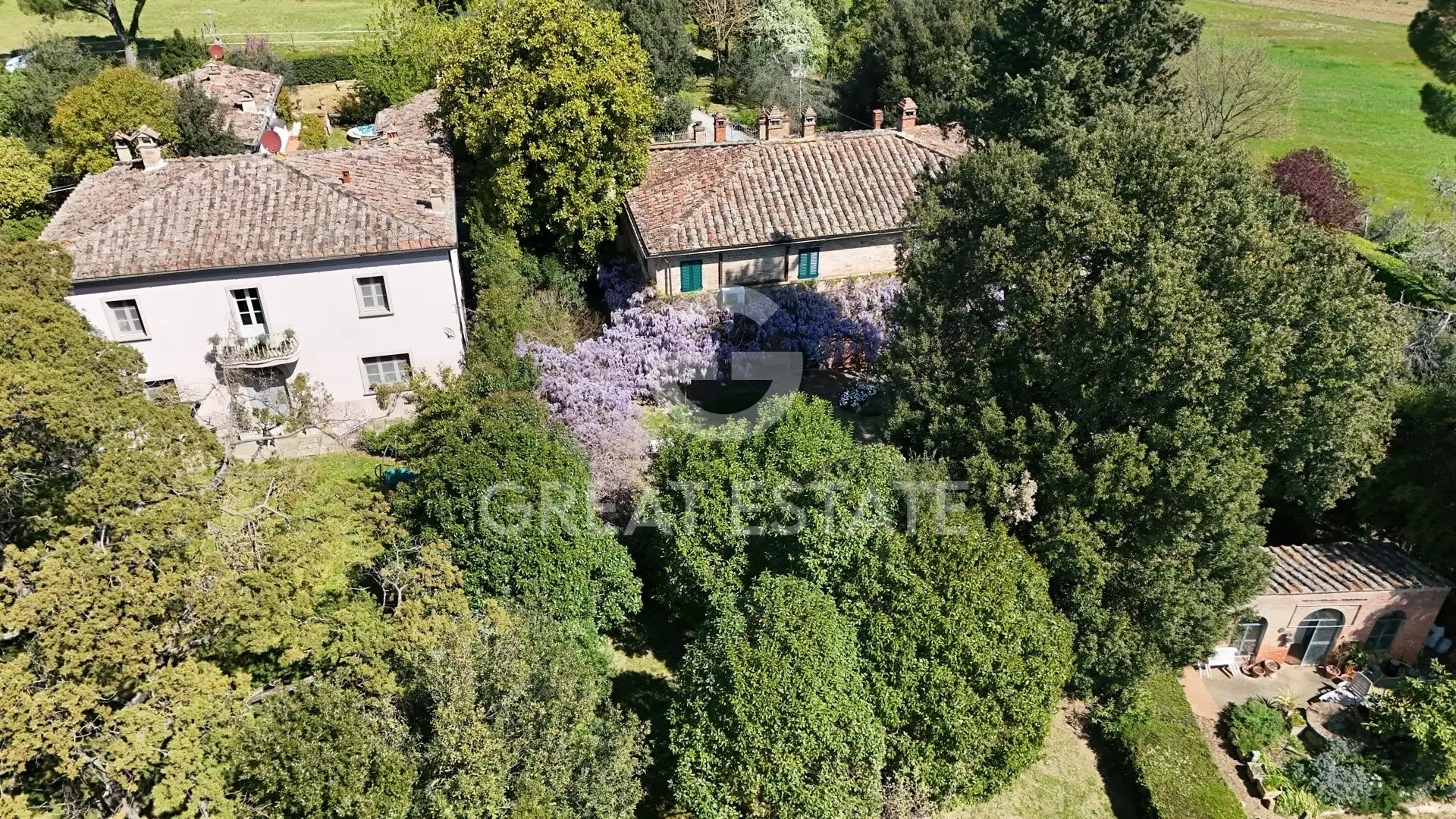 House 890m² in Italy, Arezzo. Priced at 1770000€ rent photo-2