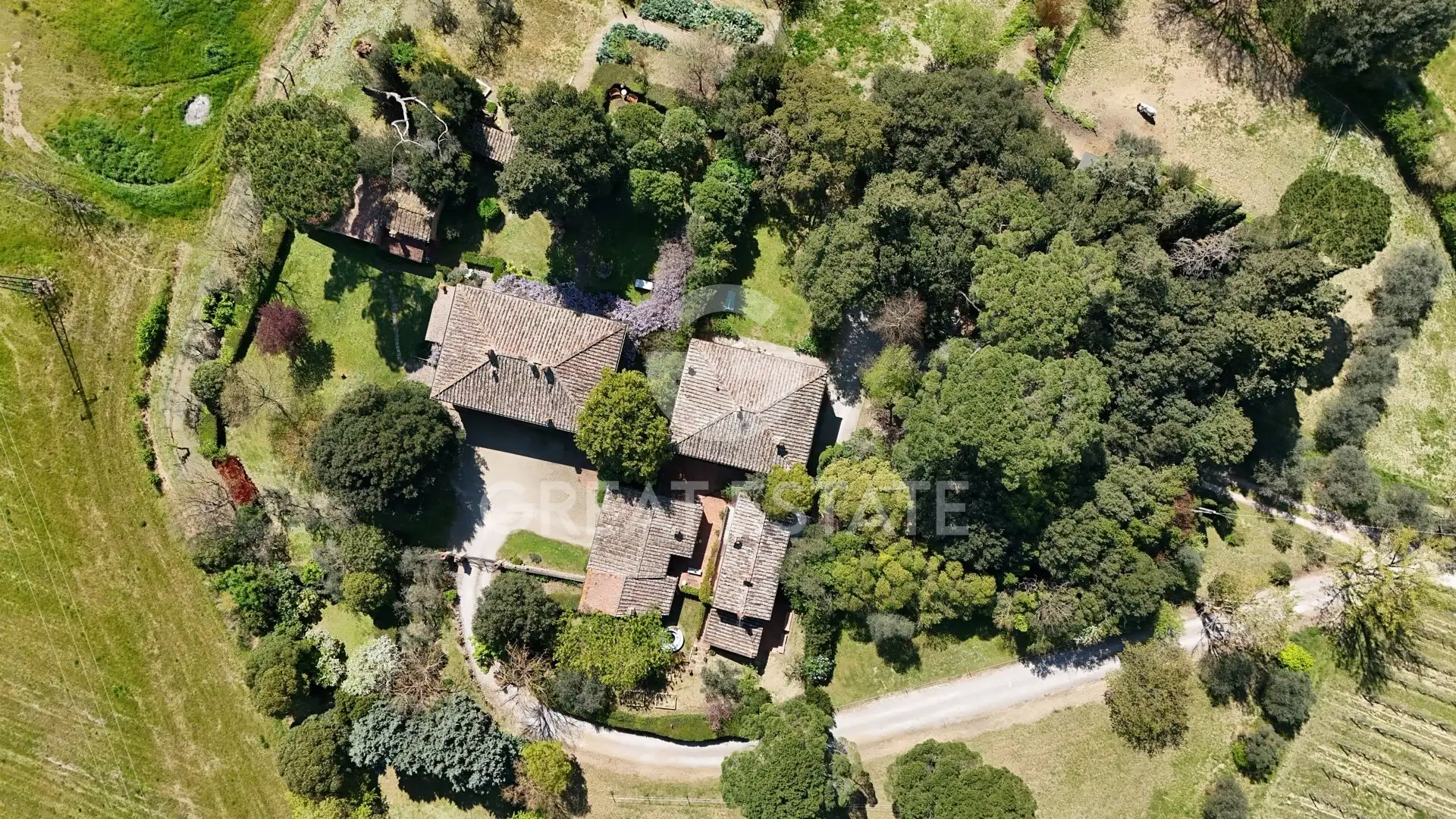 House 890m² in Italy, Arezzo. Priced at 1770000€ rent photo-3