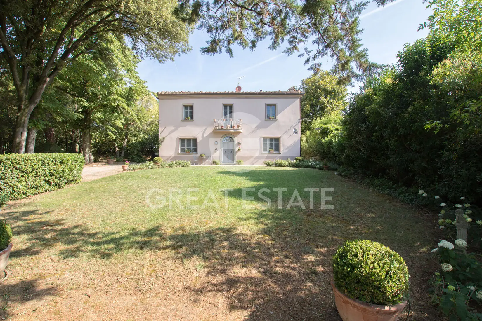 House 890m² in Italy, Arezzo. Priced at 1770000€ rent photo-4