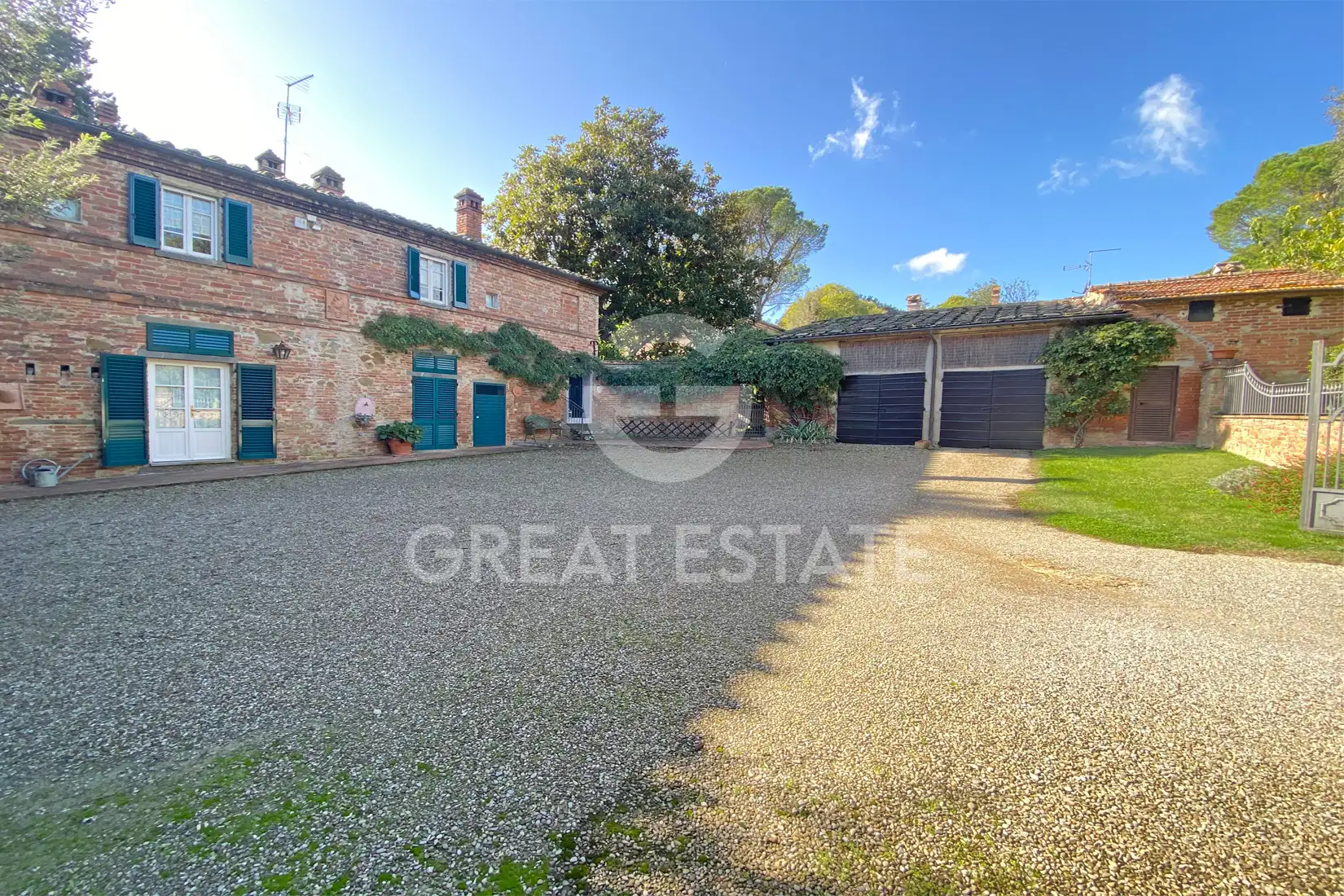 House 890m² in Italy, Arezzo. Priced at 1770000€ rent photo-6