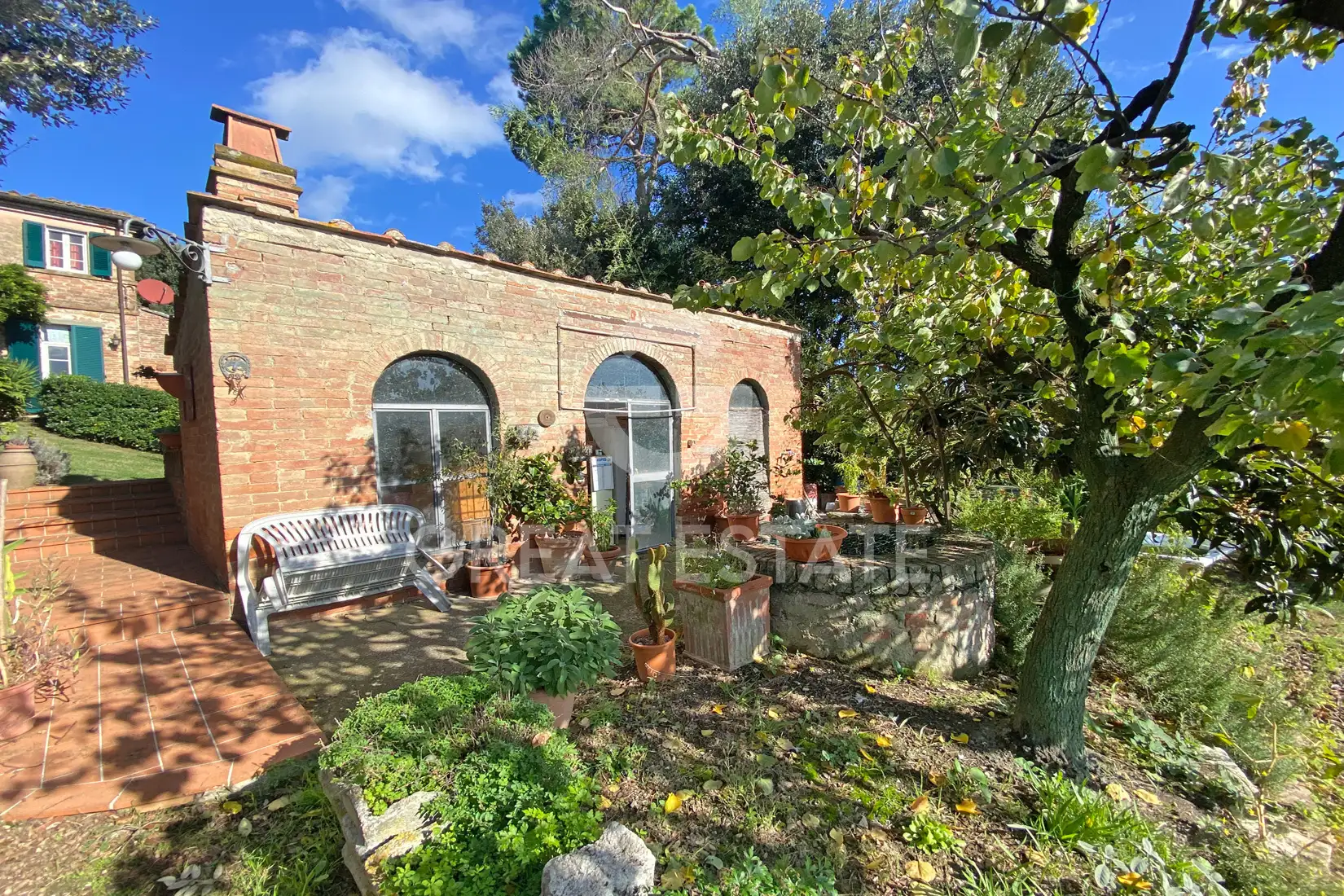 House 890m² in Italy, Arezzo. Priced at 1770000€ rent photo-8