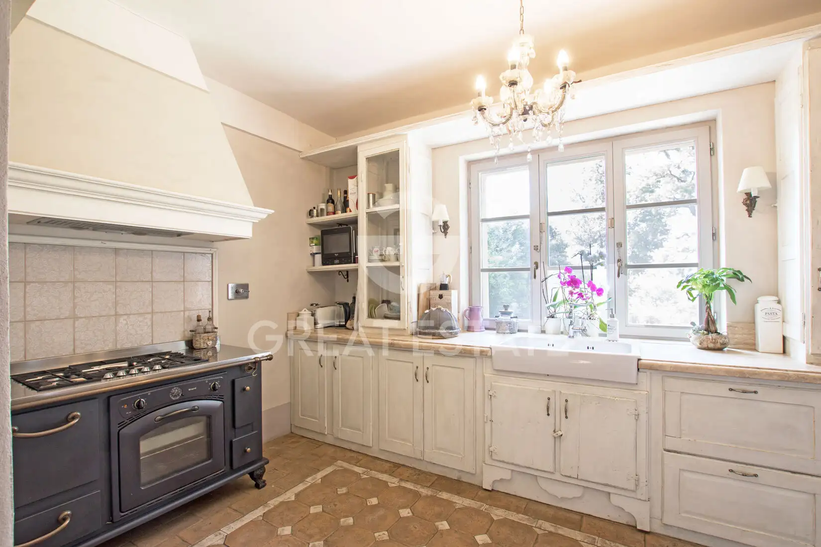 House 890m² in Italy, Arezzo. Priced at 1770000€ rent photo-12