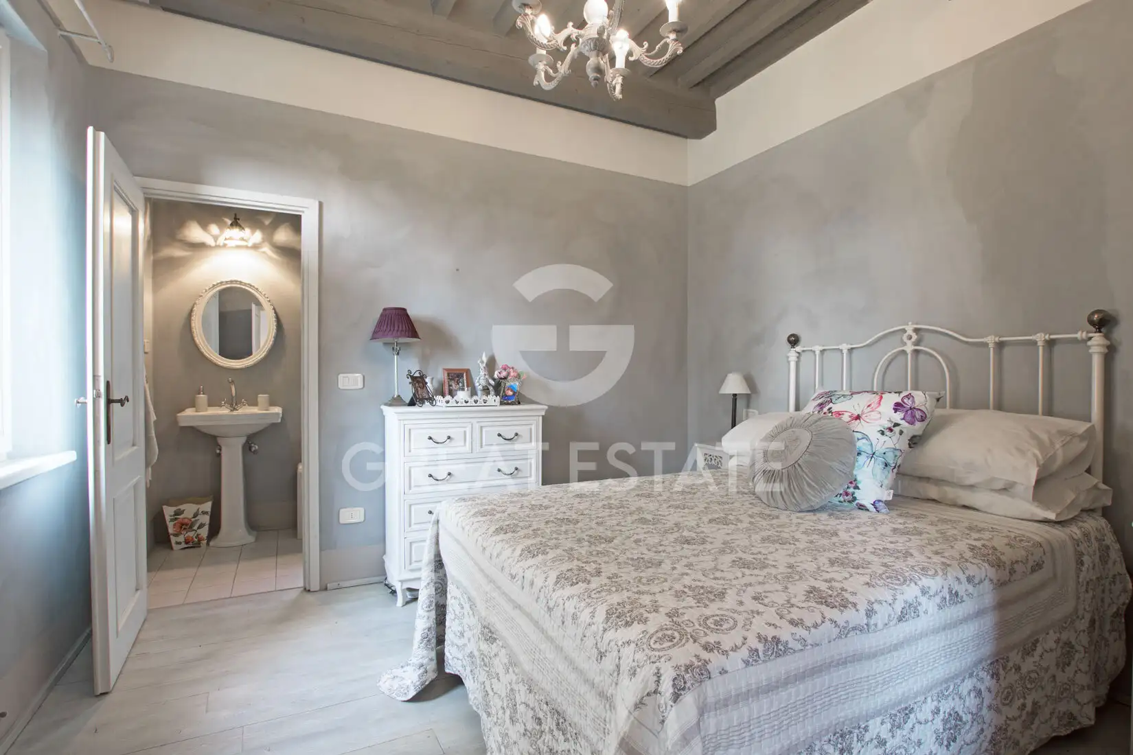 House 890m² in Italy, Arezzo. Priced at 1770000€ rent photo-15