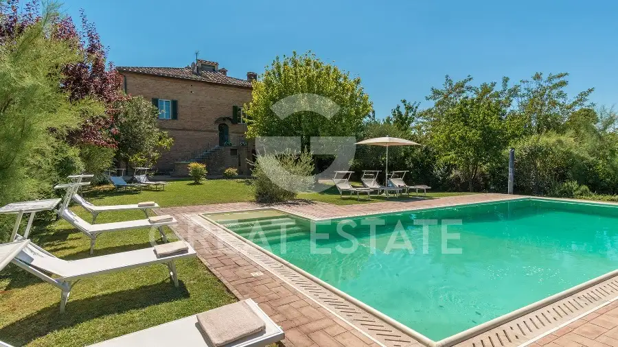 House 698m² in Italy, Siena. Priced at 2000000€ rent photo-1