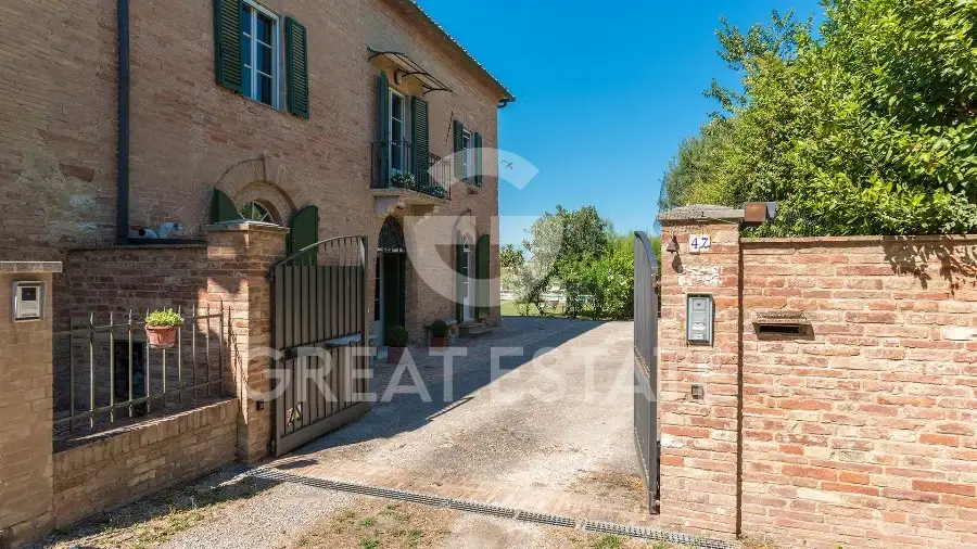 House 698m² in Italy, Siena. Priced at 2000000€ rent photo-3