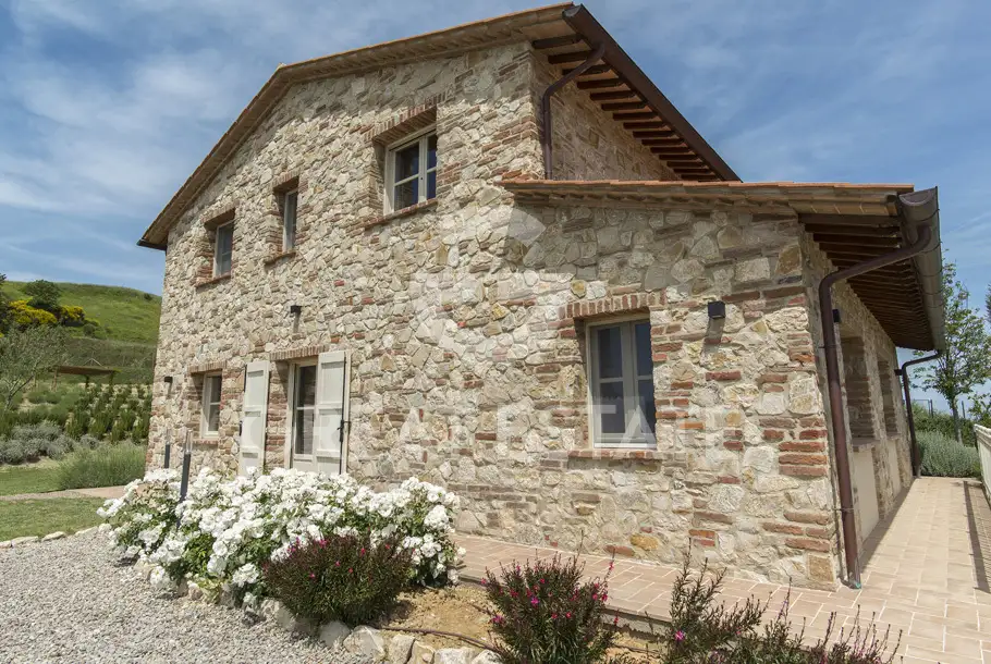 House 320m² in Italy, Terney. Priced at 1100000€ rent photo-2