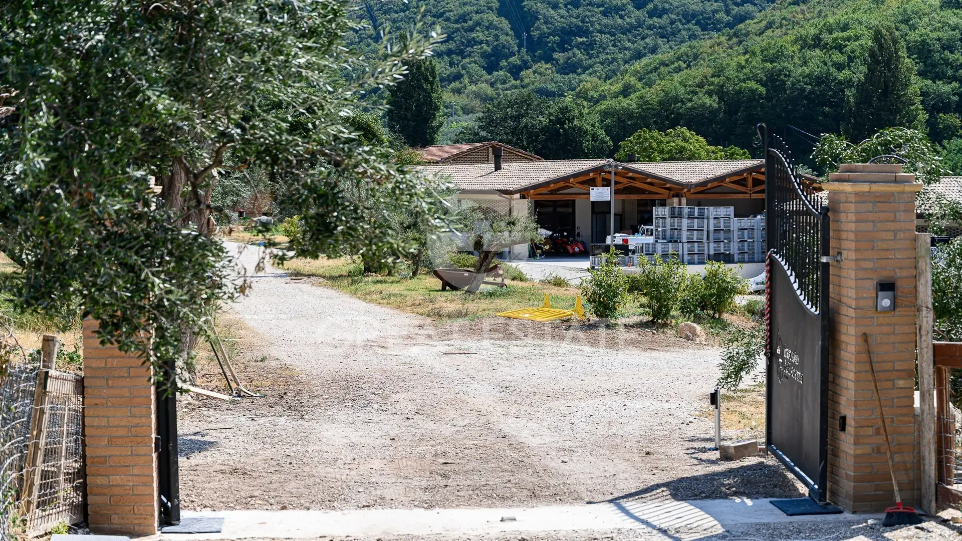House 1722m² in Italy, Perugia. Priced at 2450000€ rent photo-3