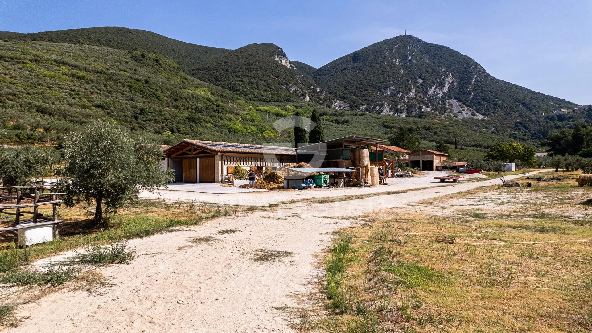 House 1722m² in Italy, Perugia. Priced at 2450000€ rent photo-13