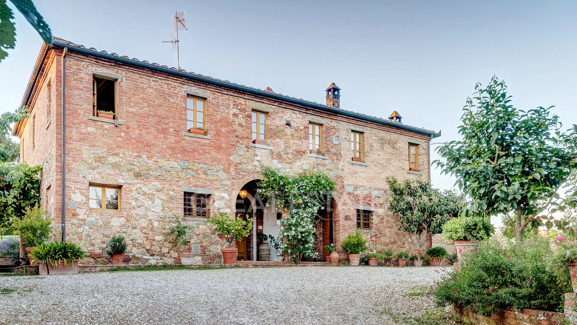 House 680m² in Italy, Arezzo. Priced at 1900000€ rent photo-1