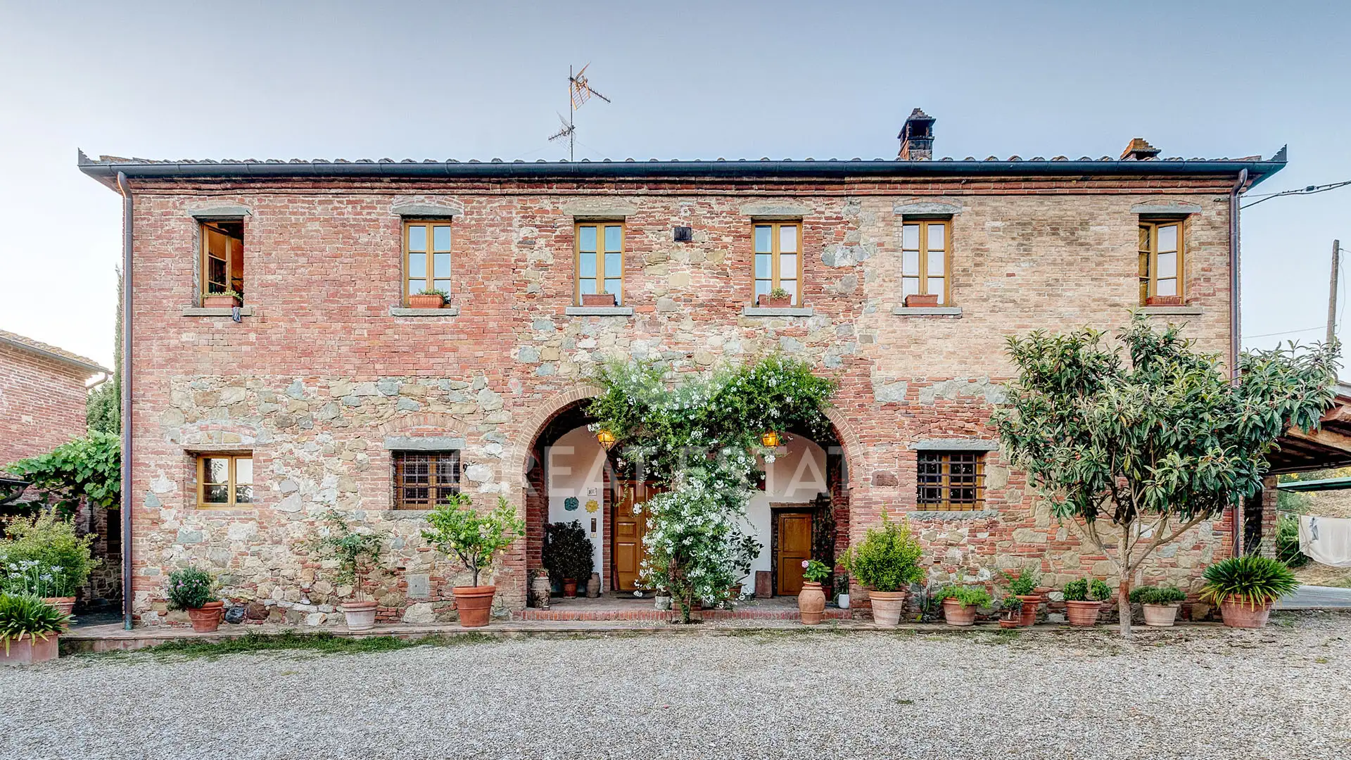 House 680m² in Italy, Arezzo. Priced at 1900000€ rent photo-2