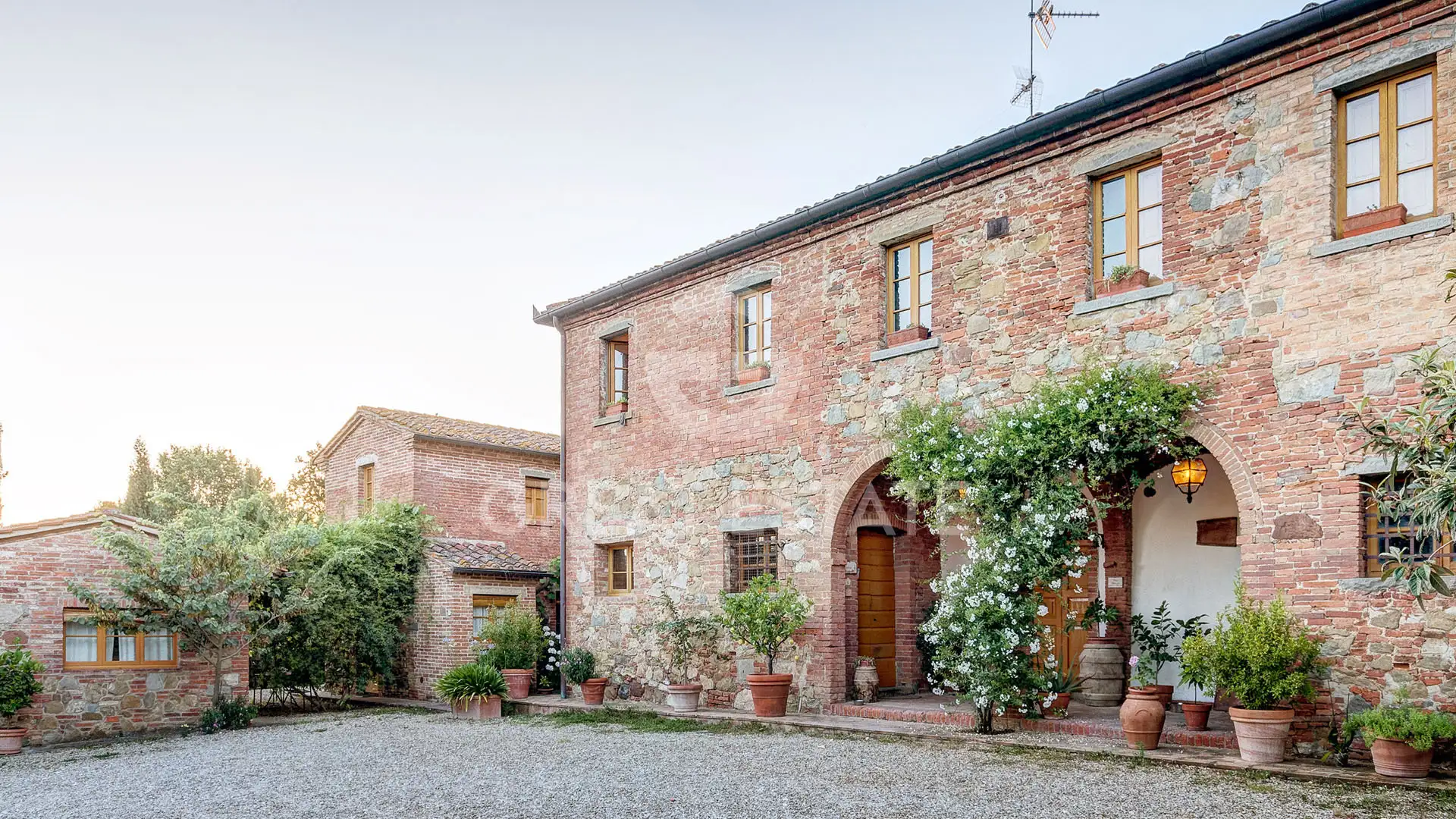 House 680m² in Italy, Arezzo. Priced at 1900000€ rent photo-3