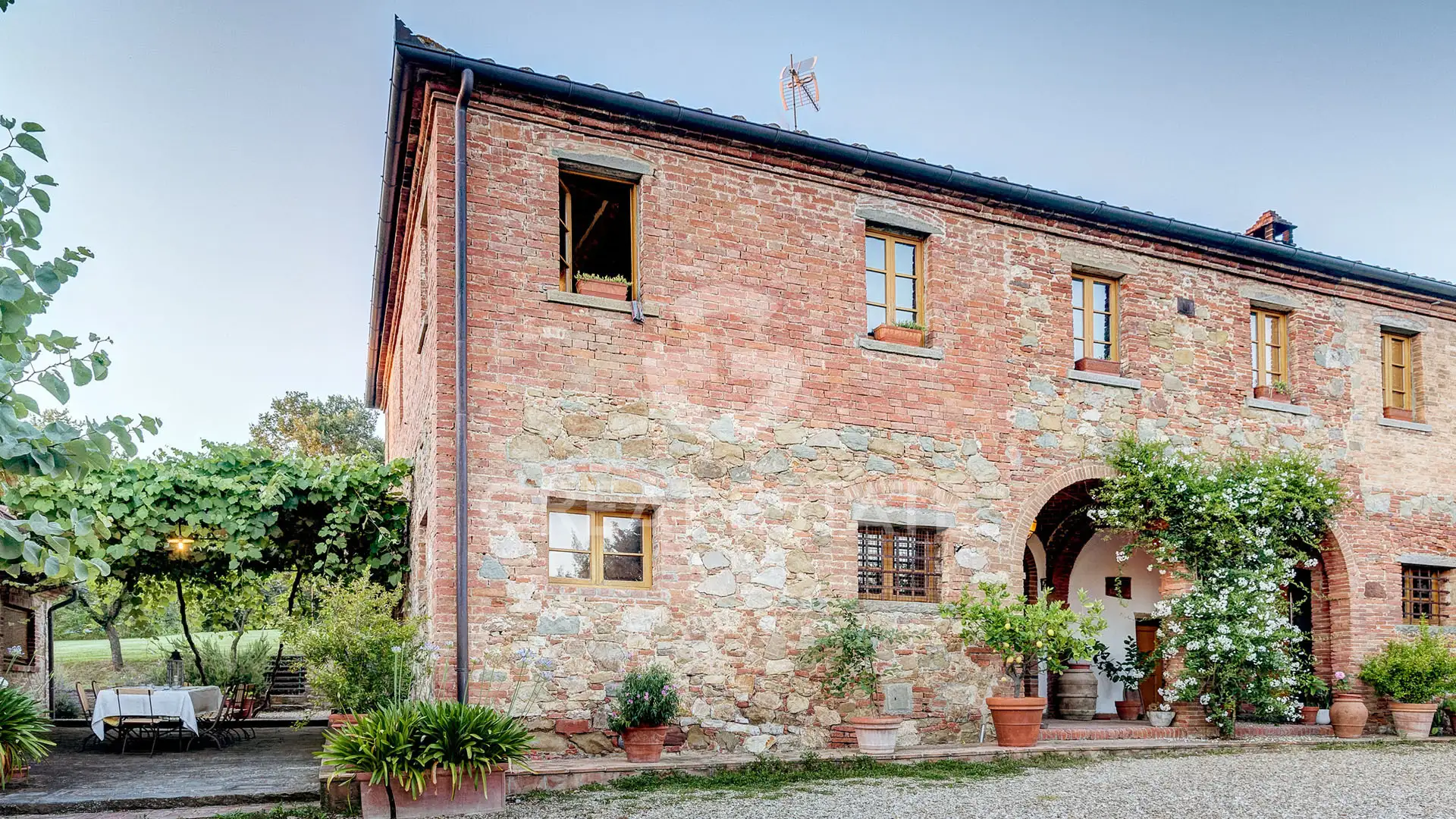 House 680m² in Italy, Arezzo. Priced at 1900000€ rent photo-4