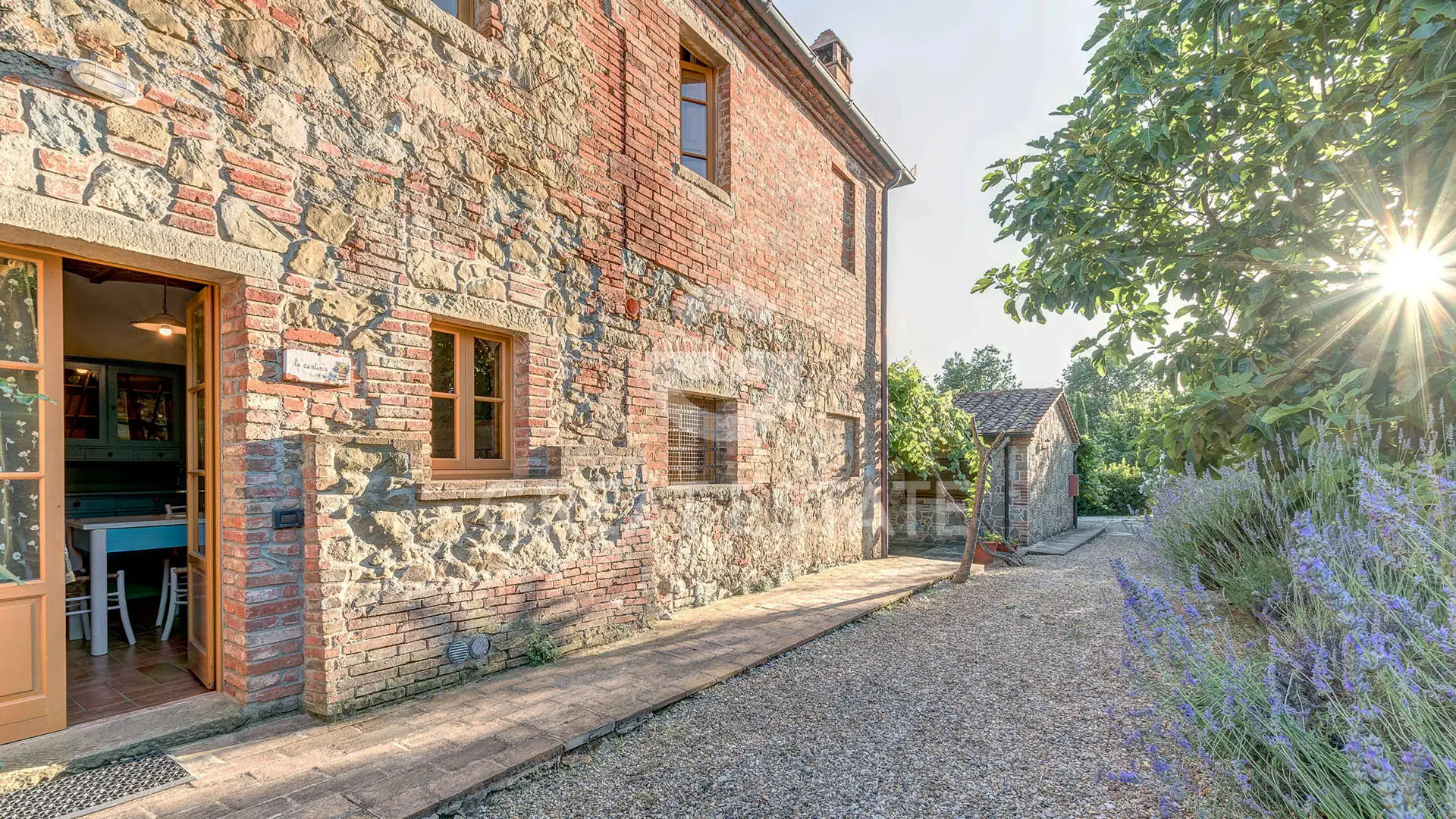 House 680m² in Italy, Arezzo. Priced at 1900000€ rent photo-8