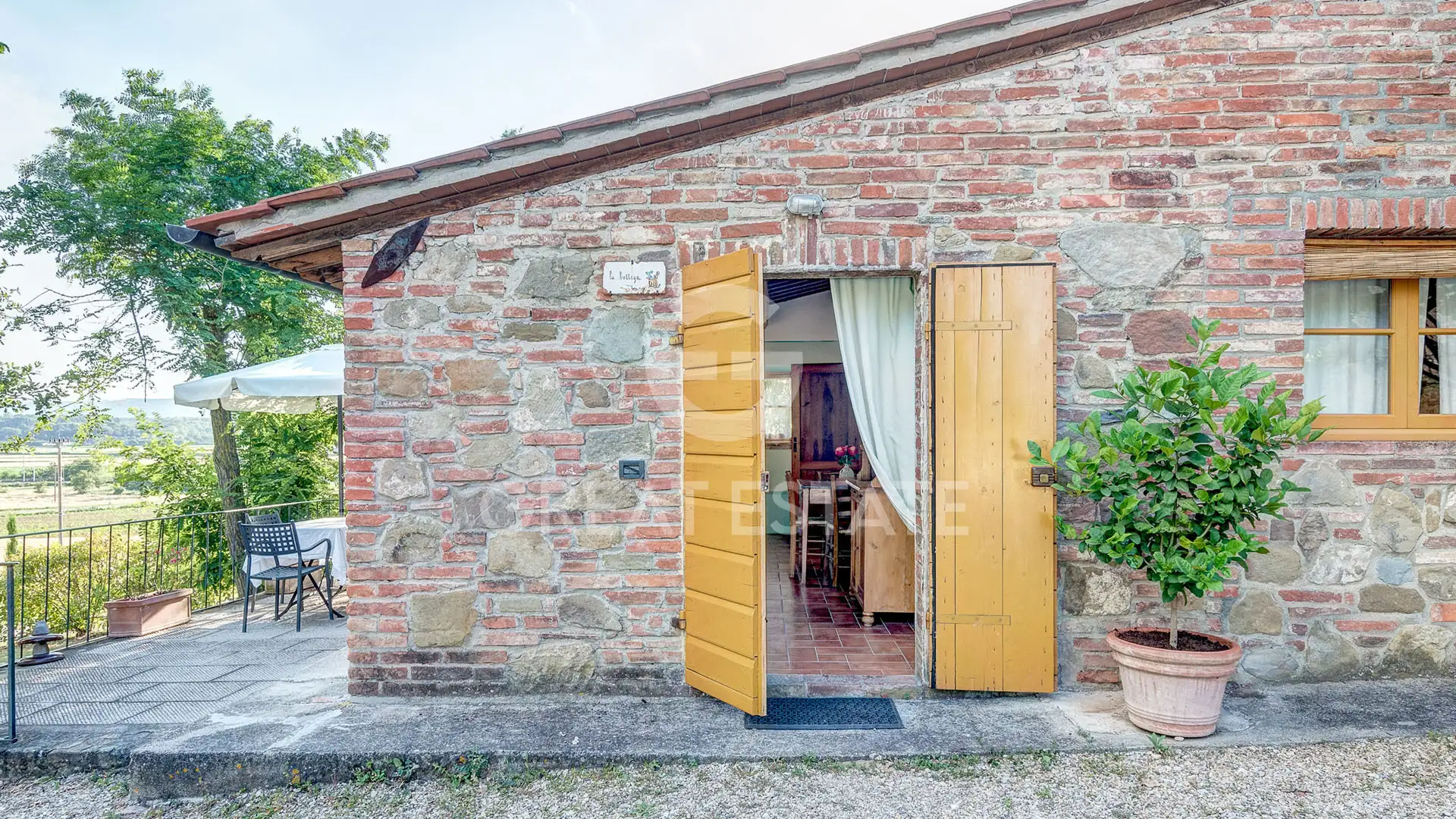 House 680m² in Italy, Arezzo. Priced at 1900000€ rent photo-9