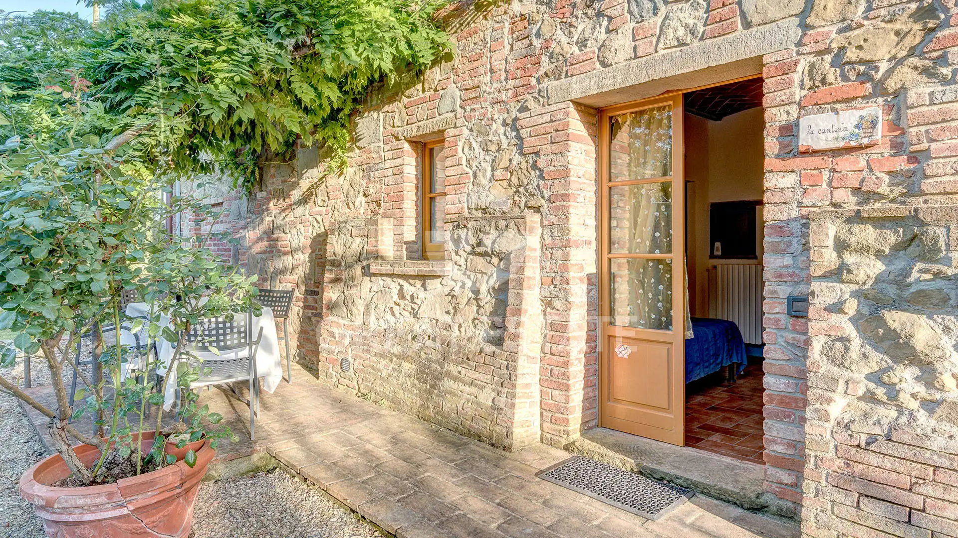 House 680m² in Italy, Arezzo. Priced at 1900000€ rent photo-10