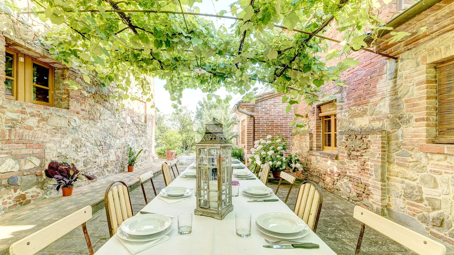 House 680m² in Italy, Arezzo. Priced at 1900000€ rent photo-12