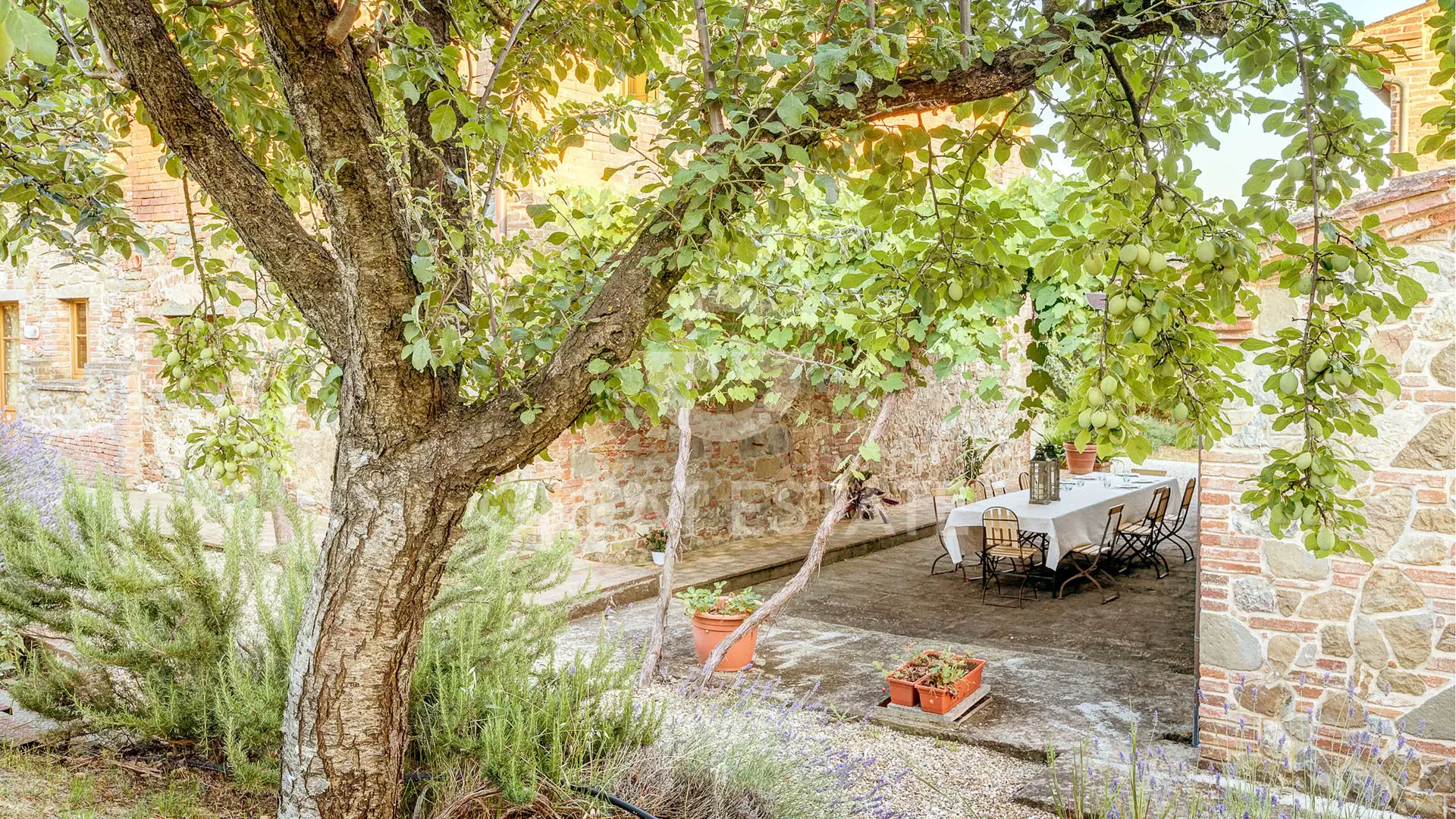 House 680m² in Italy, Arezzo. Priced at 1900000€ rent photo-14