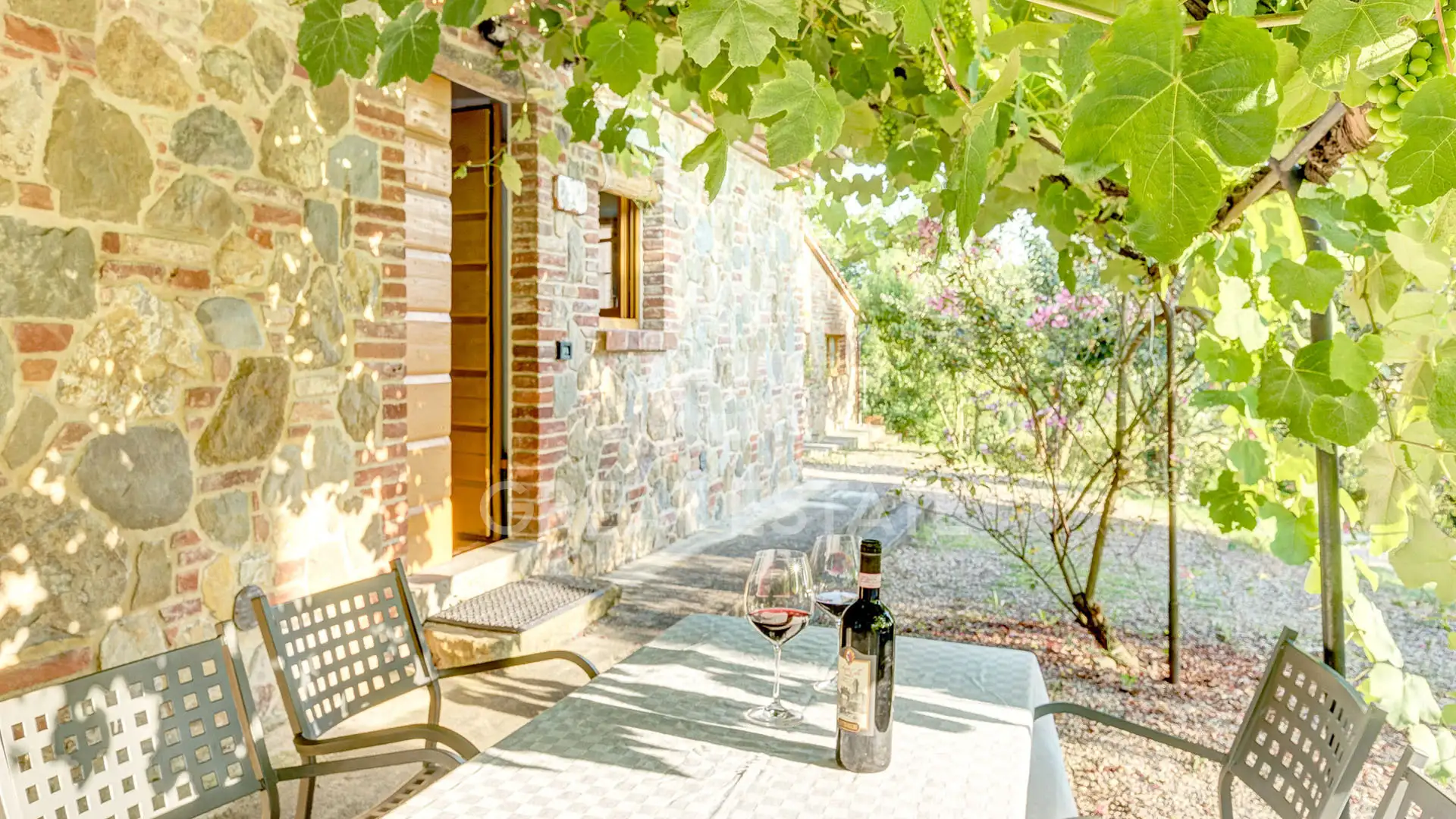 House 680m² in Italy, Arezzo. Priced at 1900000€ rent photo-14