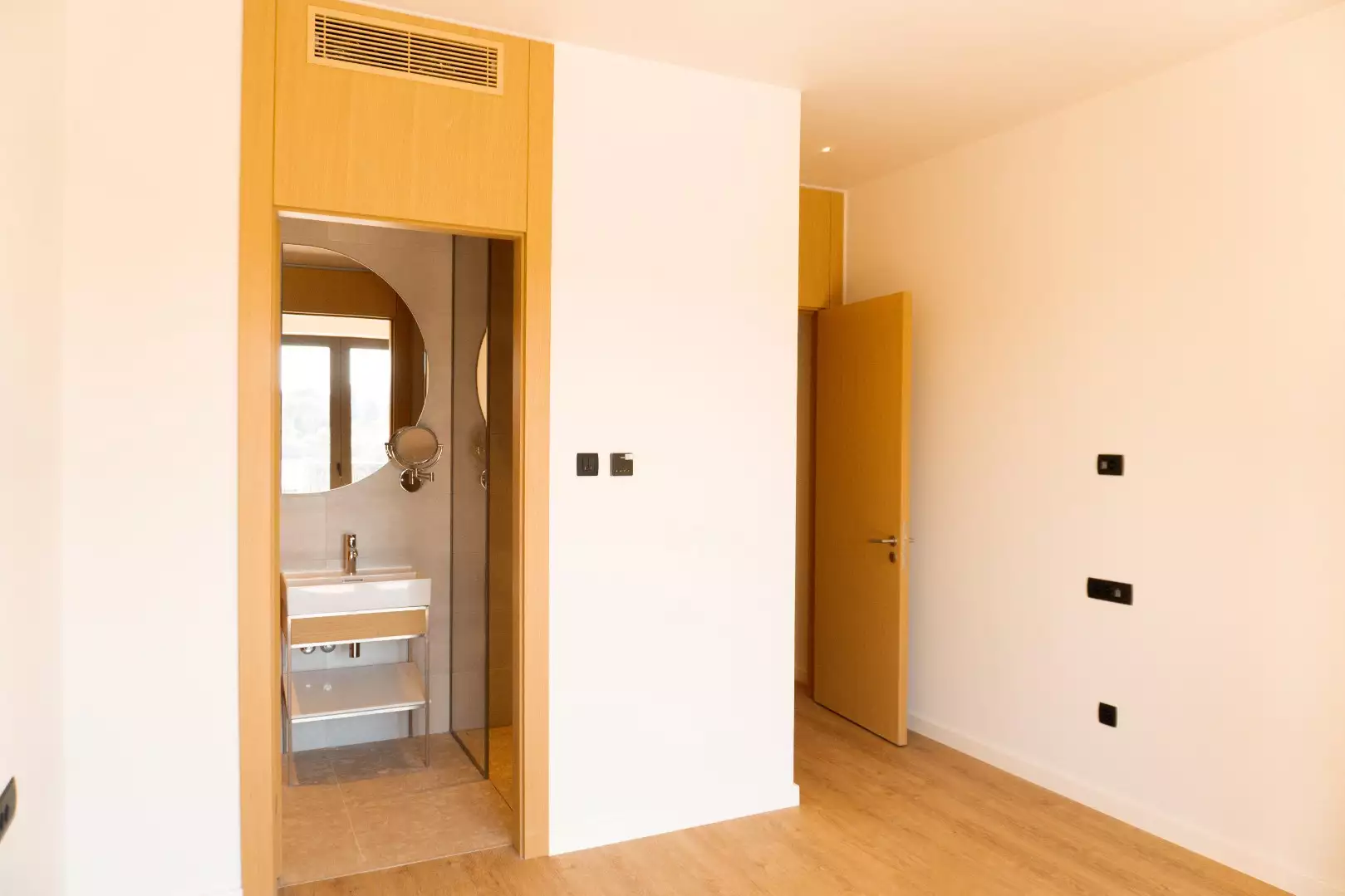Flat 89m² in Montenegro, Tivat. Priced at 700000€ rent photo-9