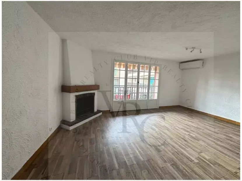 Duplex 70m² in France, Saint-Rafael. Priced at 295000€ rent photo-3
