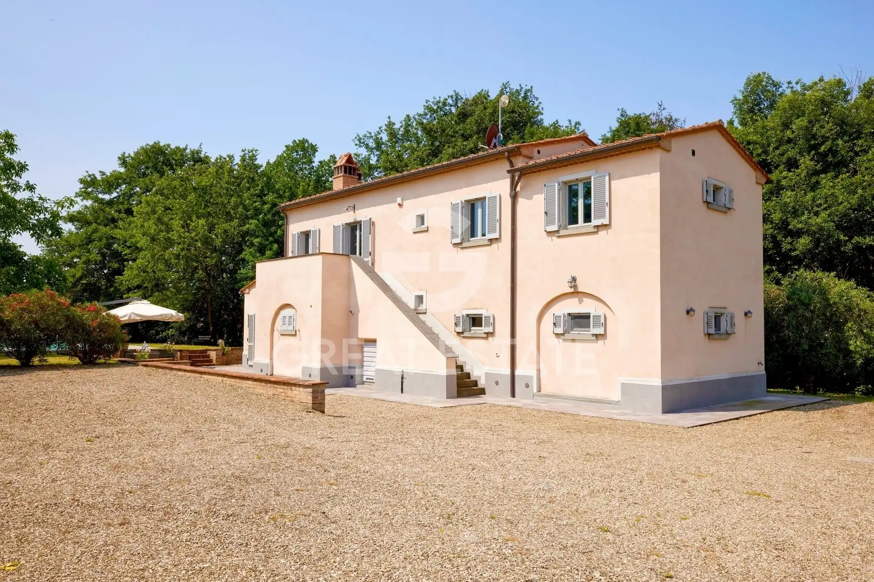 House 198m² in Italy, Arezzo. Priced at 890000€ rent photo-2