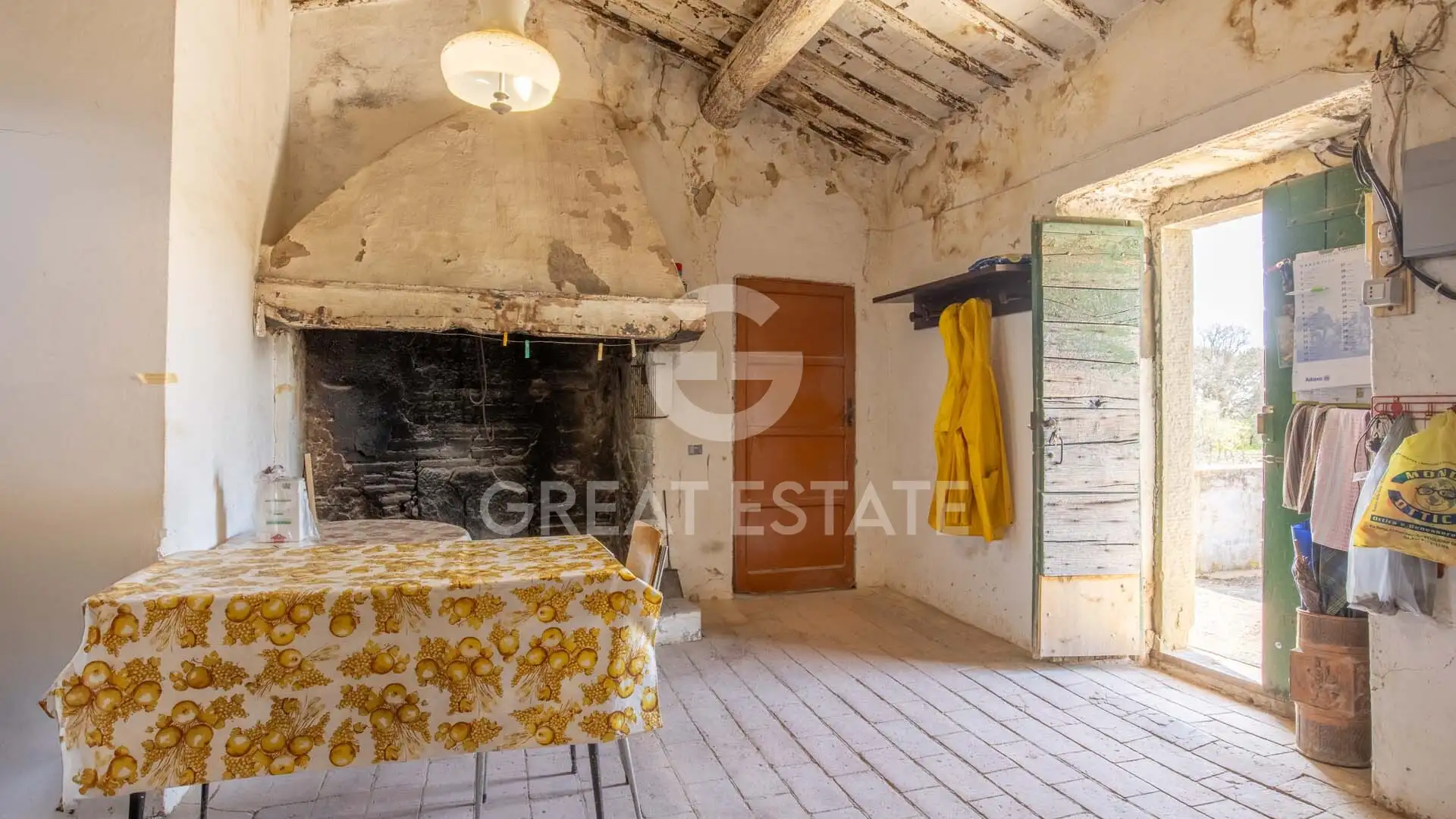 House 944m² in Italy, Arezzo. Priced at 1950000€ rent photo-12