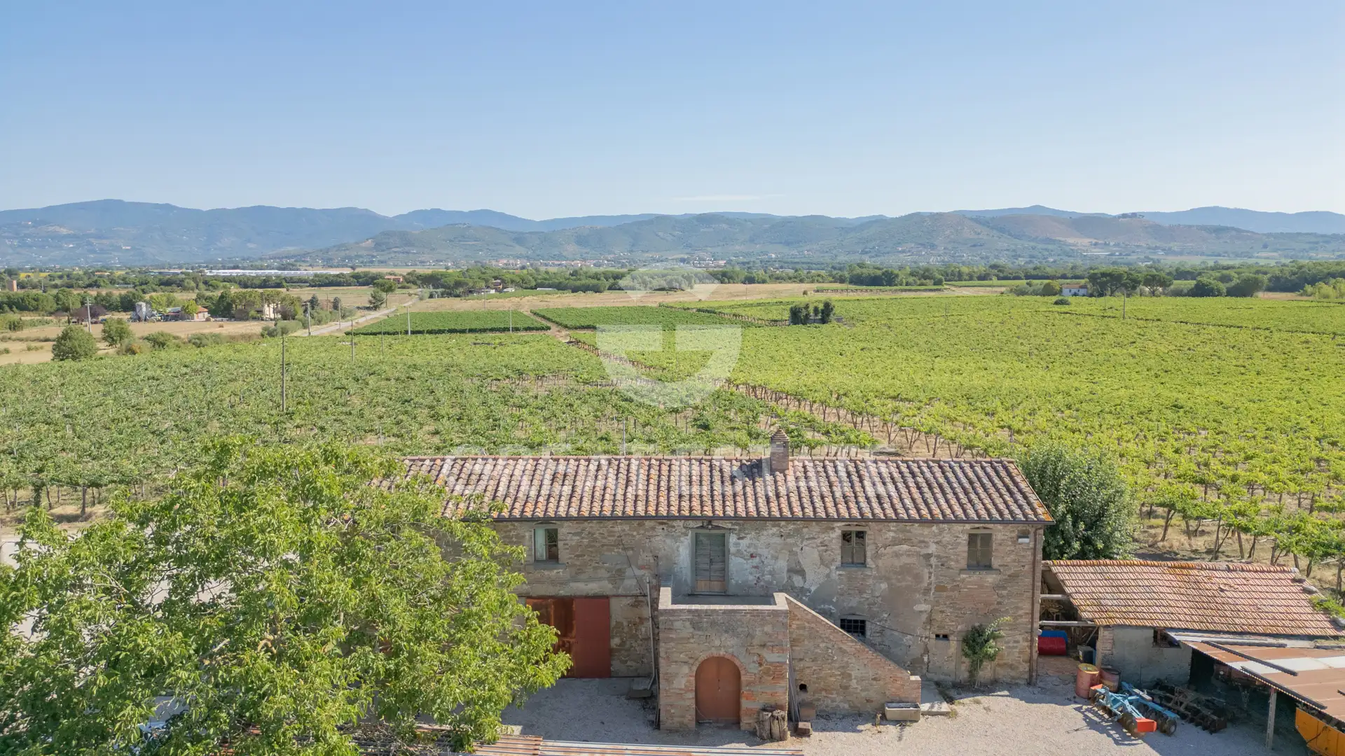 House 944m² in Italy, Arezzo. Priced at 1950000€ rent photo-12