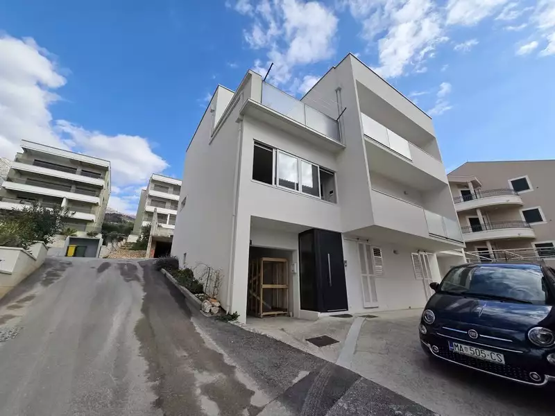 Hotels 352m² in Croatia, Tucepi. Priced at 780000€ rent photo-4