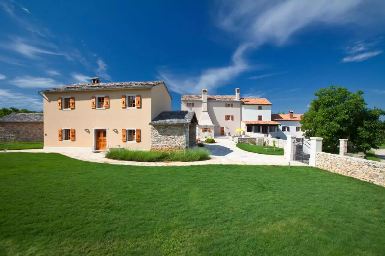 House 1042m² in Croatia, Groznjan. Priced at 4500000€ rent photo-5