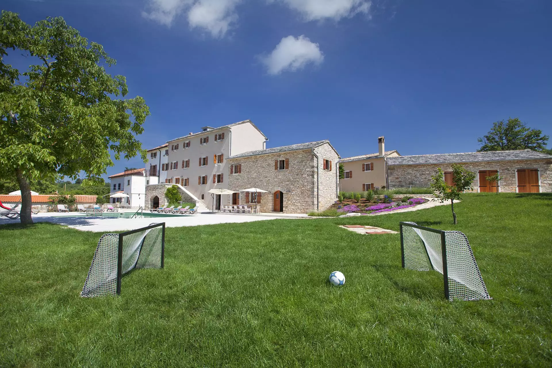 House 1042m² in Croatia, Groznjan. Priced at 4500000€ rent photo-9