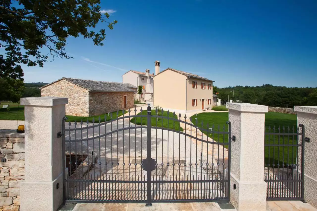 House 1042m² in Croatia, Groznjan. Priced at 4500000€ rent photo-13