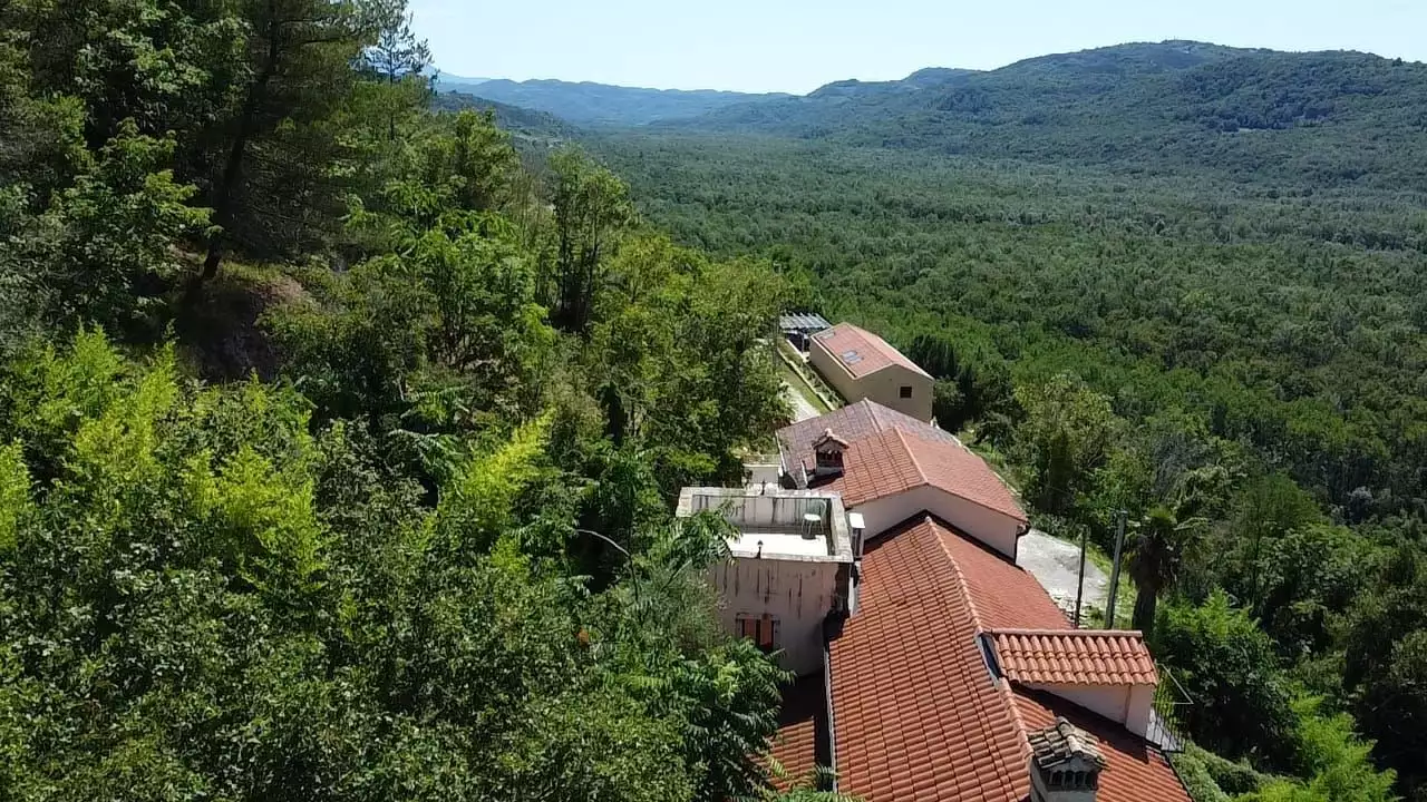 Villa 465m² in Croatia, Motovun. Priced at 780000€ rent photo-9