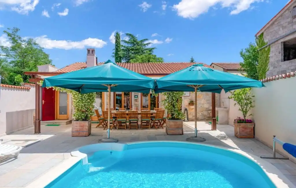 Villa 210m² in Croatia, Kanfanar. Priced at 520000€ rent photo-1