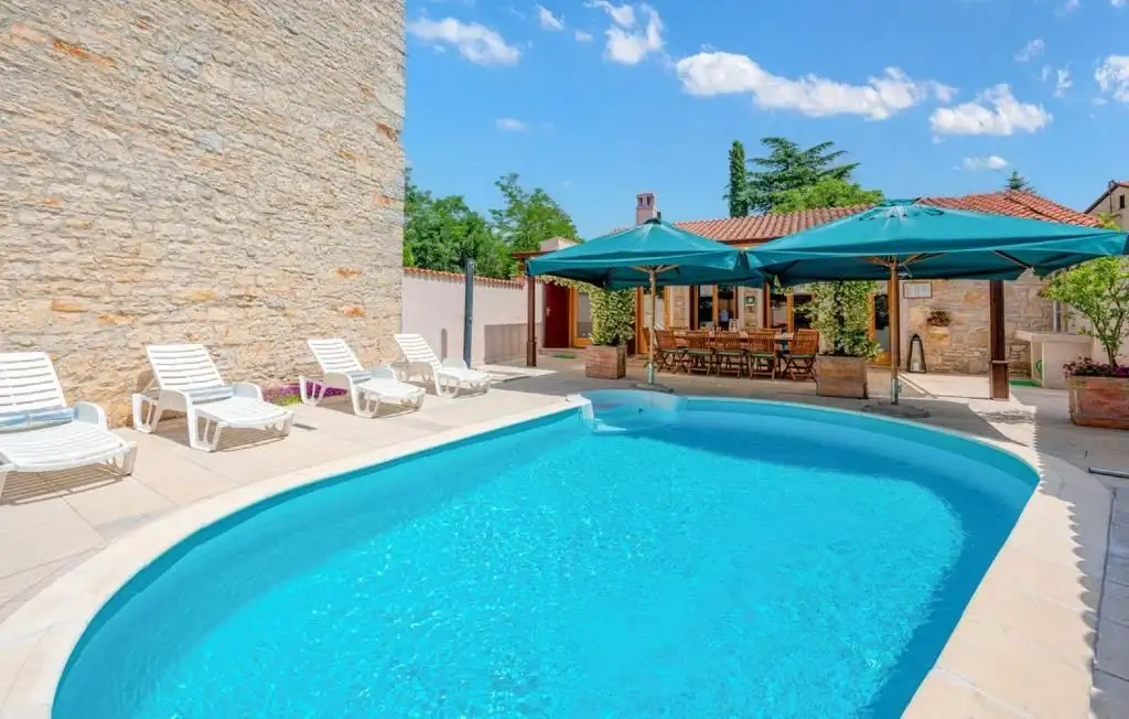 Villa 210m² in Croatia, Kanfanar. Priced at 520000€ rent photo-2