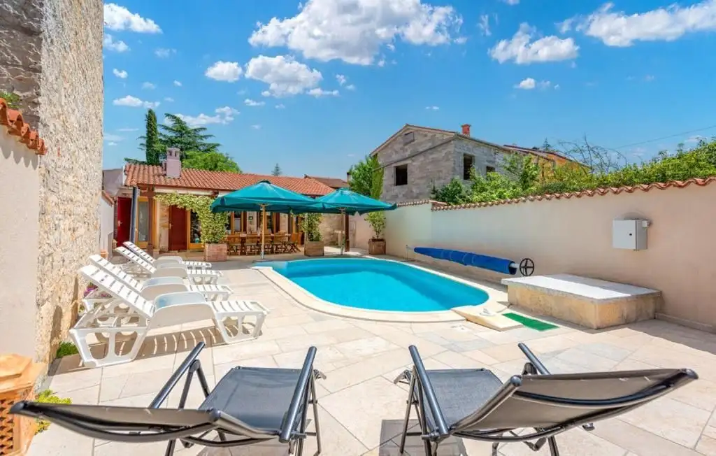Villa 210m² in Croatia, Kanfanar. Priced at 520000€ rent photo-3