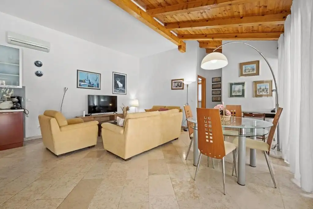 Villa 210m² in Croatia, Kanfanar. Priced at 520000€ rent photo-6