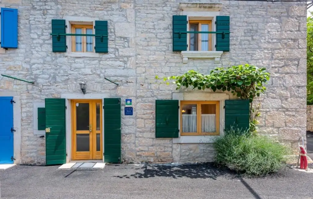 Villa 210m² in Croatia, Kanfanar. Priced at 520000€ rent photo-23