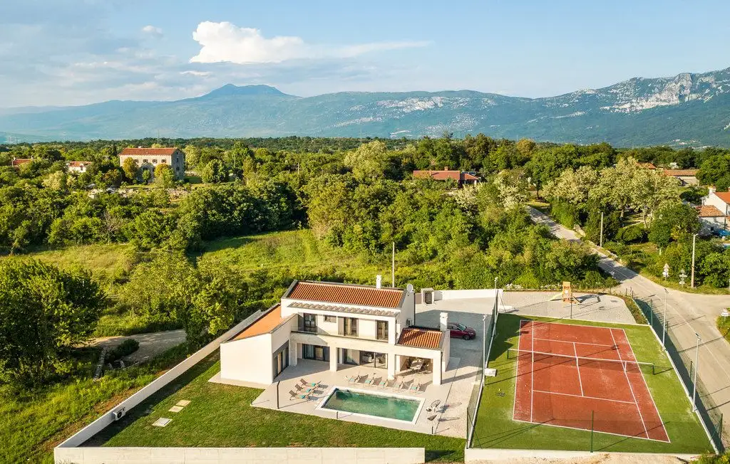 Villa 232m² in Croatia, Labin. Priced at 850000€ rent photo-3