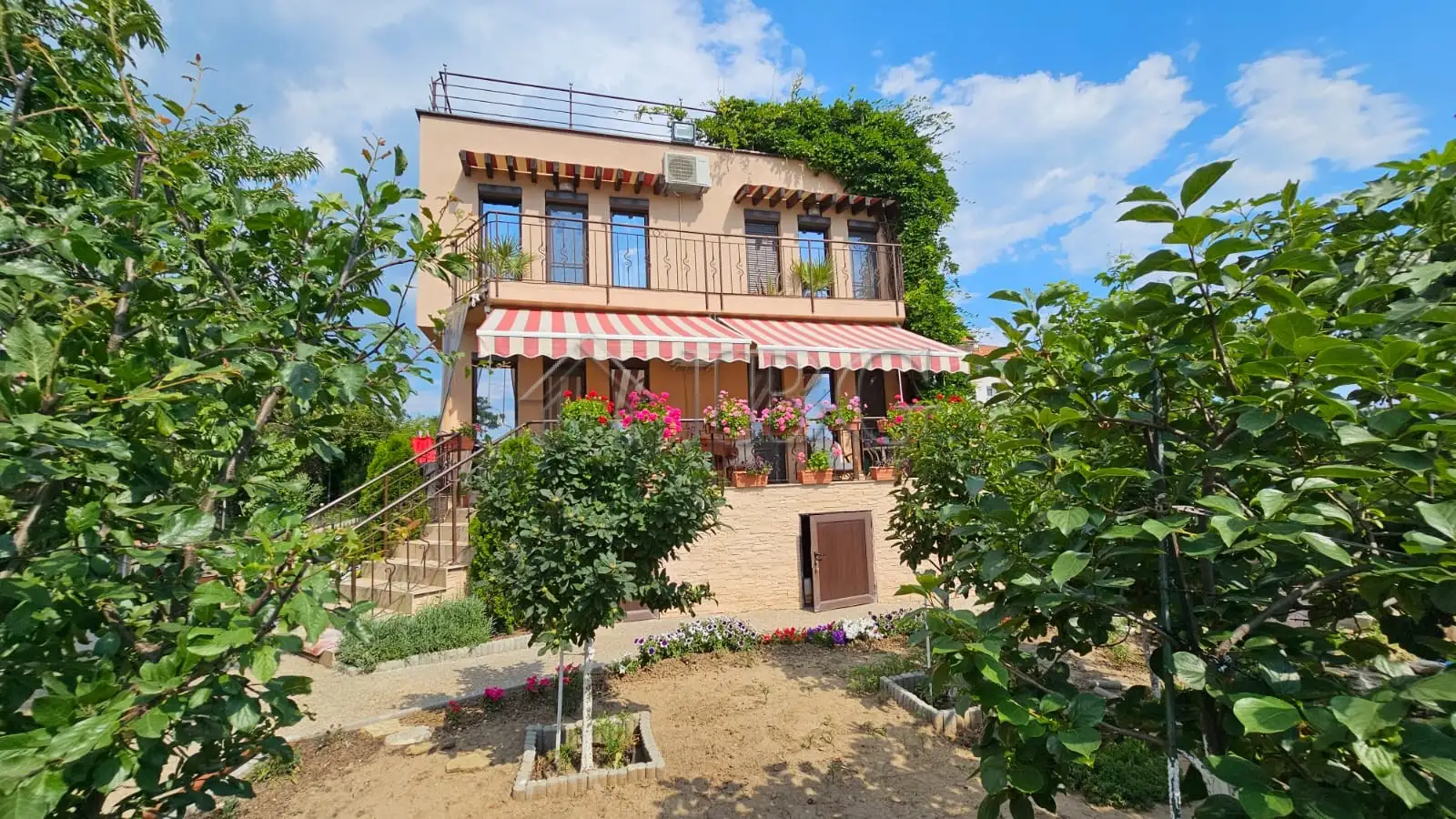 House 330m² in Bulgaria, Sveti Vlas. Priced at 345000€ rent photo-1