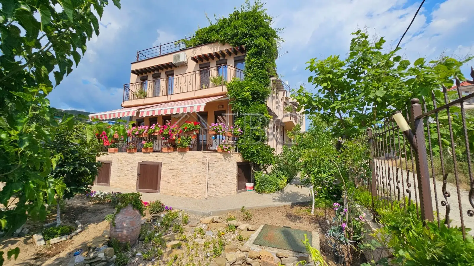 House 330m² in Bulgaria, Sveti Vlas. Priced at 345000€ rent photo-2