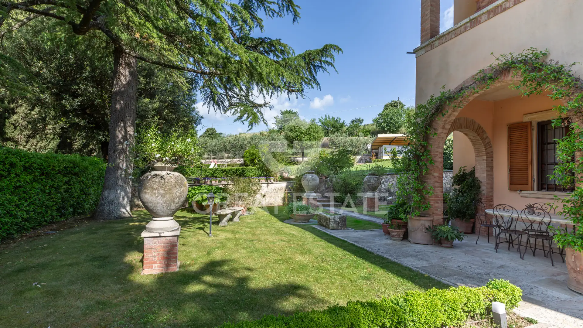 House 645m² in Italy, Siena. Priced at 2100000€ rent photo-6