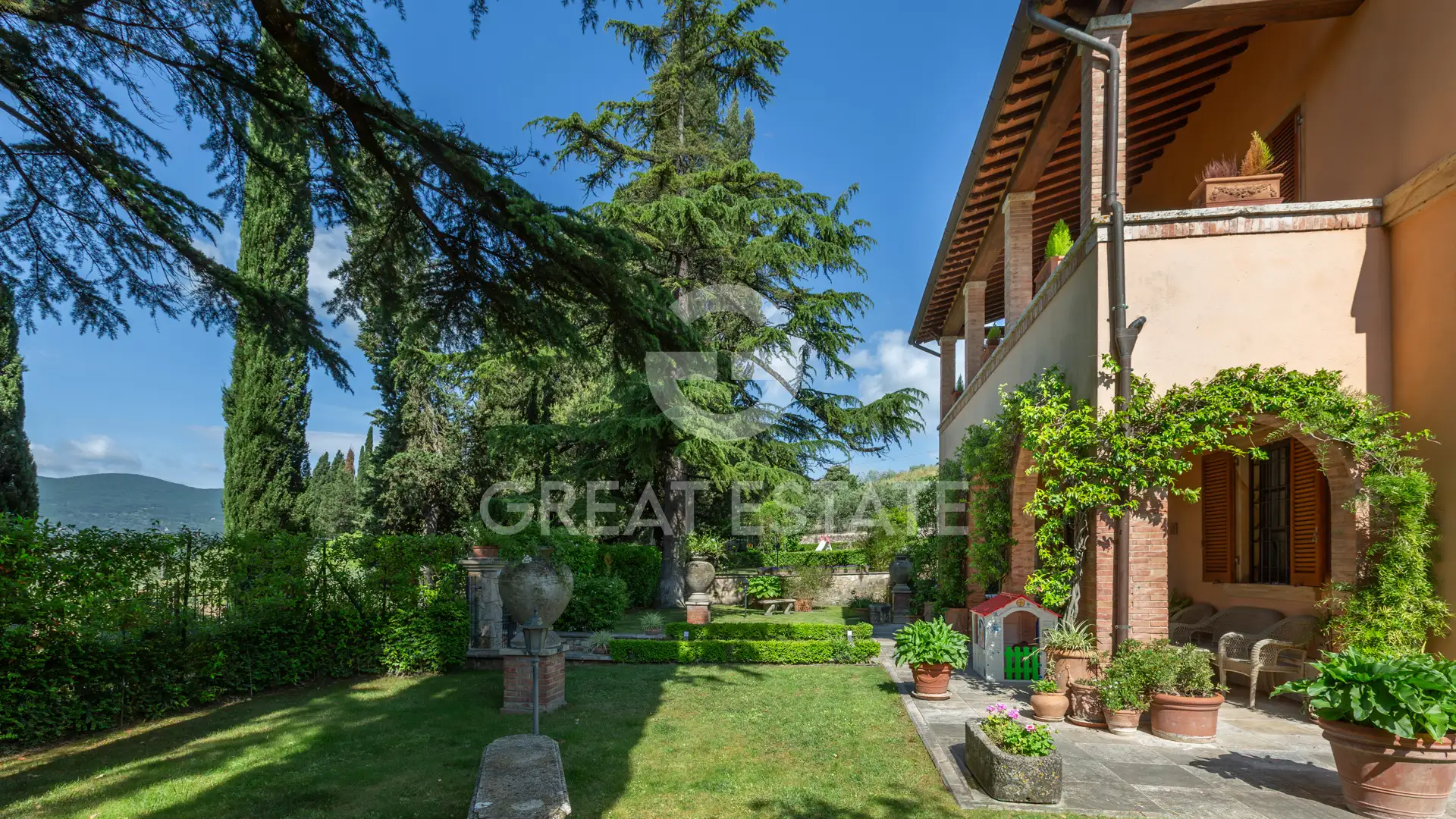 House 645m² in Italy, Siena. Priced at 2100000€ rent photo-3