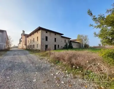 Buy in Italy for 736502$