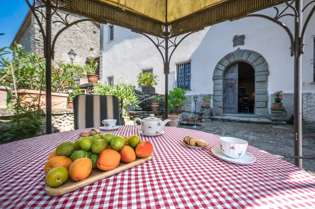 Castle 600m² in Italy, Pontebosio. Priced at 888653$ rent photo-1